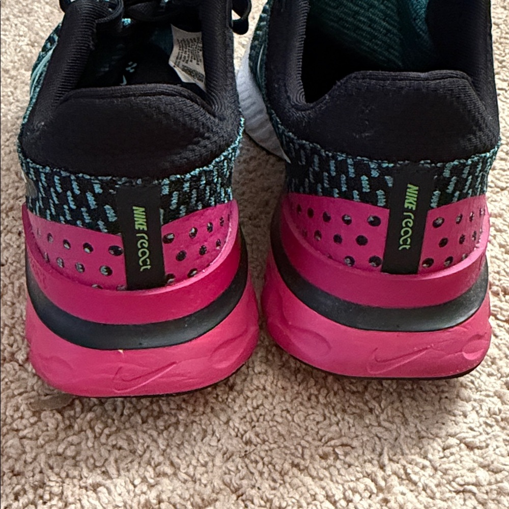 Nike Womens Flyknit Running Shoes - Picture 5 of 8